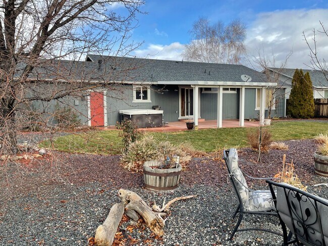 Building Photo - BIG LOT FOR ALL YOUR TOYS!