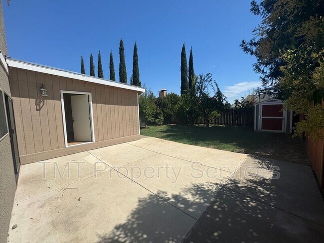 Building Photo - 5093 N Laguna Dr