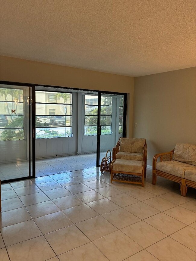 Building Photo - 98 Capri B