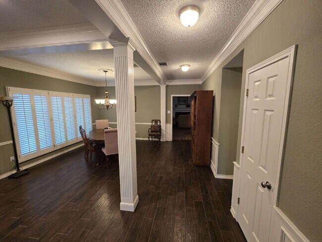 Building Photo - "Discover Spacious Comfort: 3-Bed, 2-Bath Gem on 77th Street (furnished)| Kingsgate
