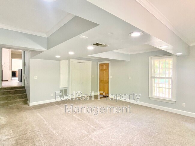 Building Photo - 3928 Oak Dr E