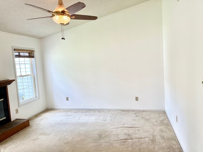 Building Photo - 733 Pinewood Dr