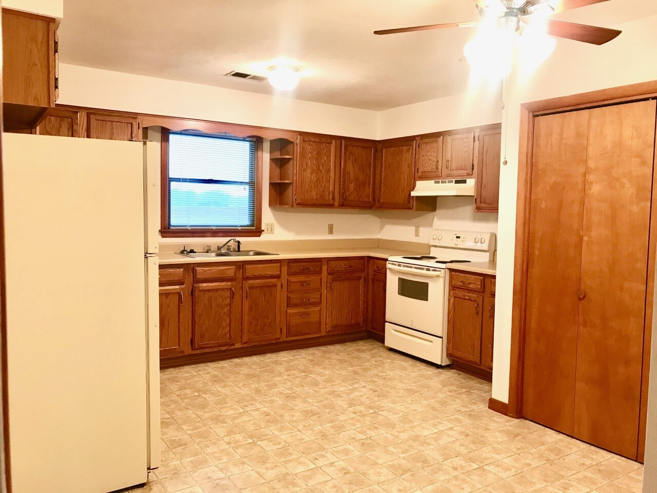 Building Photo - 547 Circle Pine Dr