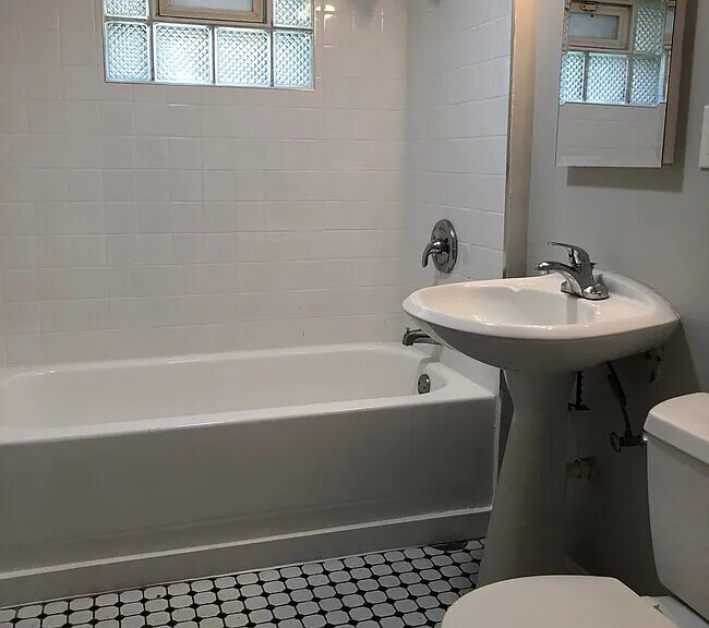 Building Photo - 1618 W Carmen Ave