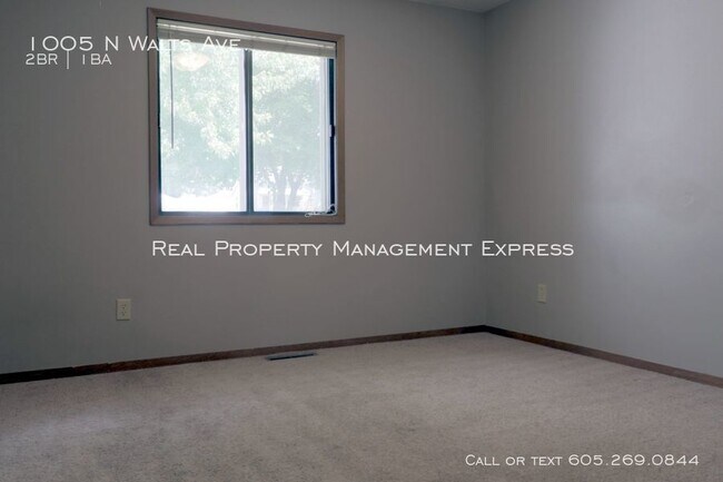 Building Photo - 2 Bedroom Duplex with Fenced Yard