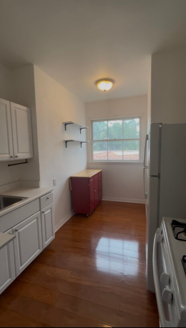 Building Photo - 709 N Harper Ave