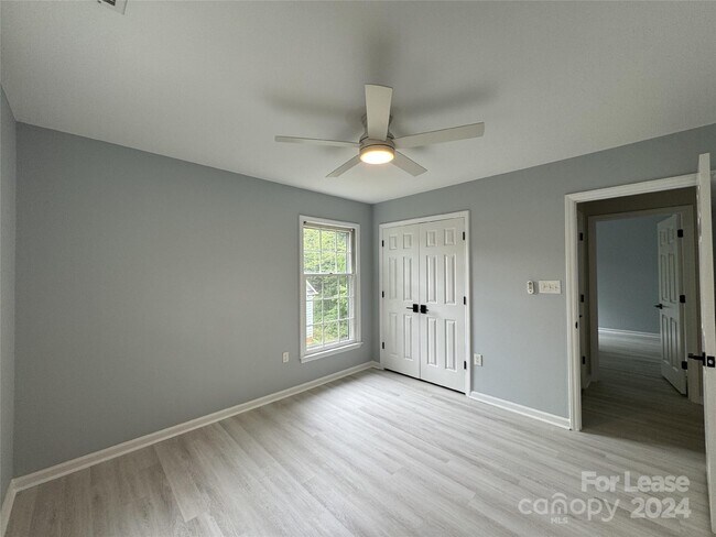 Building Photo - 129 Southhaven Dr