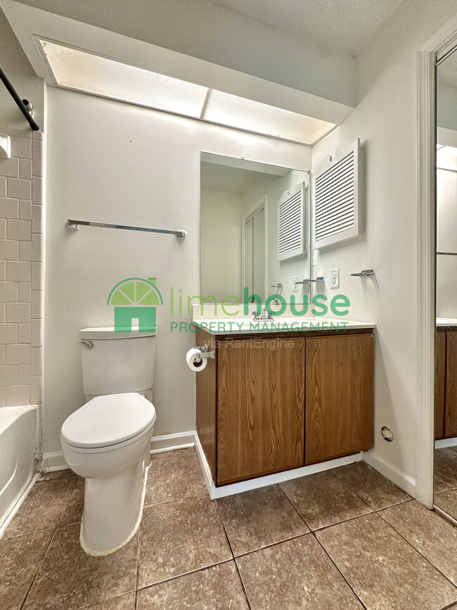 Building Photo - 3207 Creekside Dr