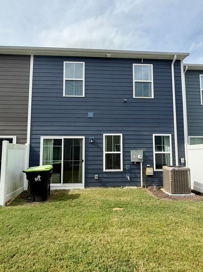 Building Photo - Stunning Townhome in the Heart of Chesapeake