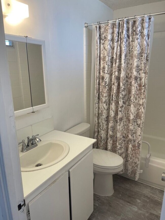 Building Photo - Studio w/ parking -Views of Diamond Head- Electricity Included