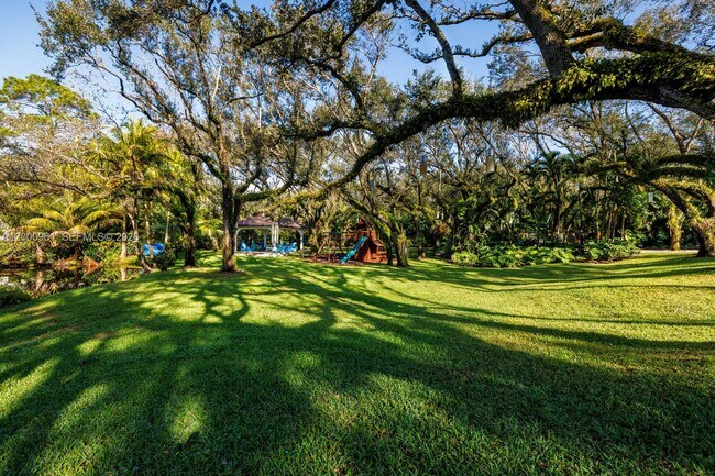 Building Photo - 10100 Lakeside Dr