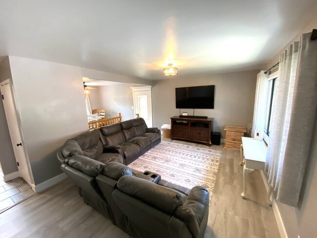 Building Photo - Beautiful Upgraded house in Santaquin