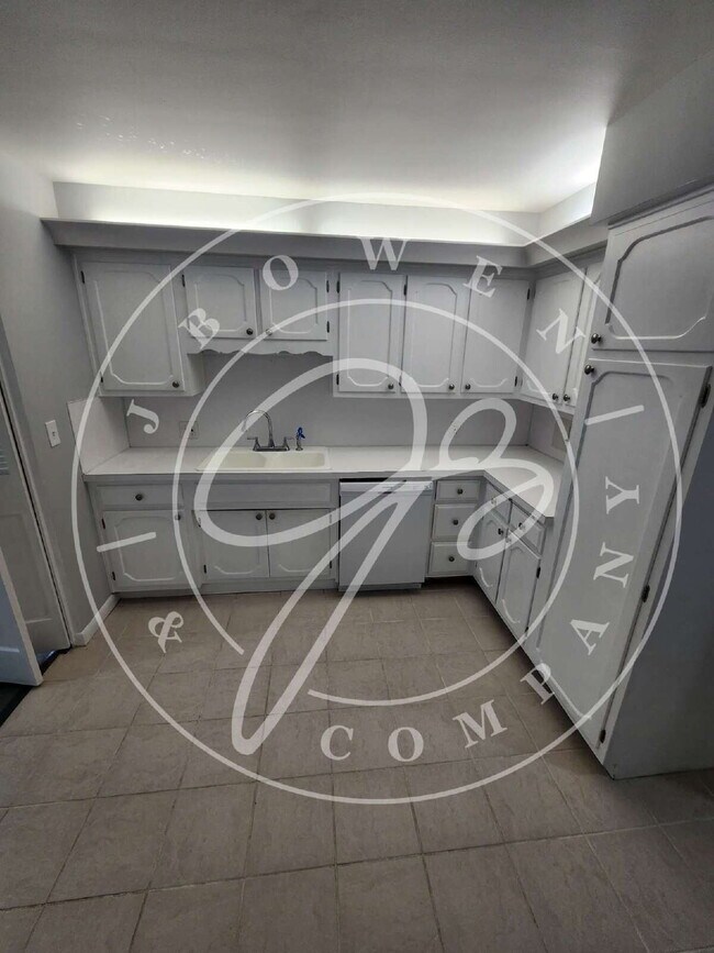 Building Photo - 2 bed 2 bath first floor apartment- Ottawa...