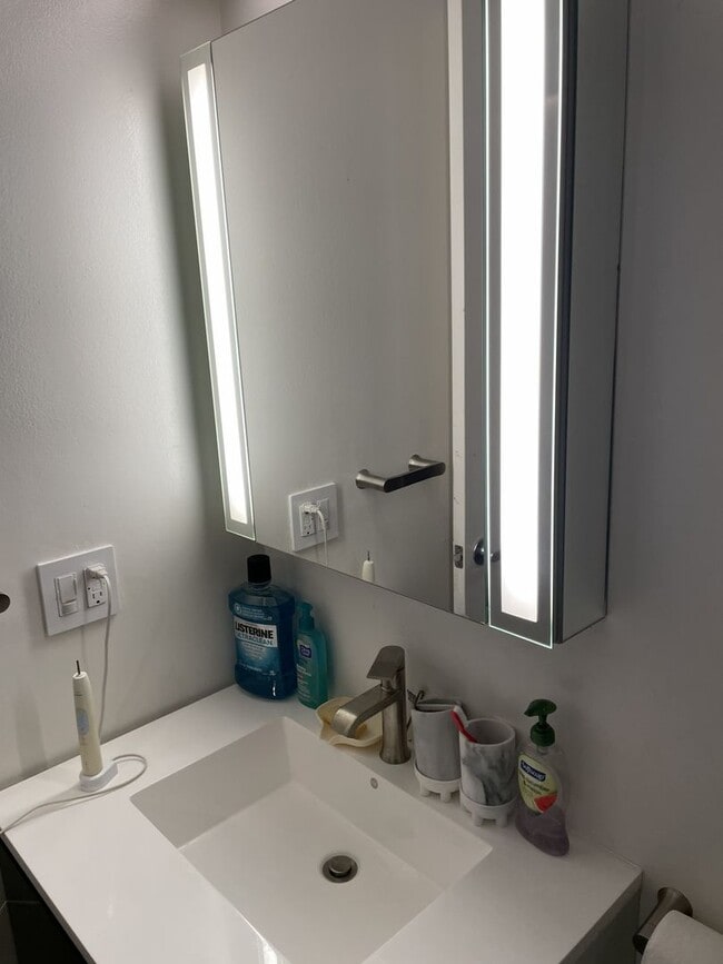 Building Photo - Modern Three Level 2 Bedroom/2 Bath Condo Loft Available Now!