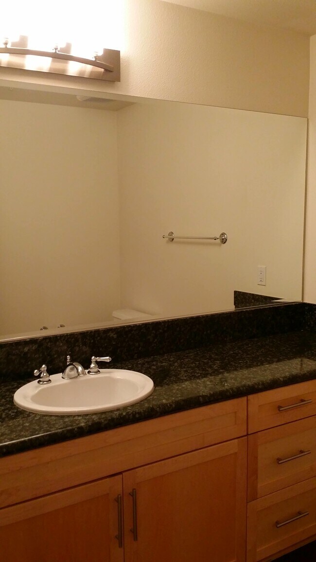 Building Photo - 931 E Walnut St