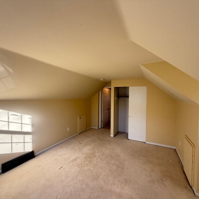 Building Photo - Four Bedroom Home in Forest Hills Schools!