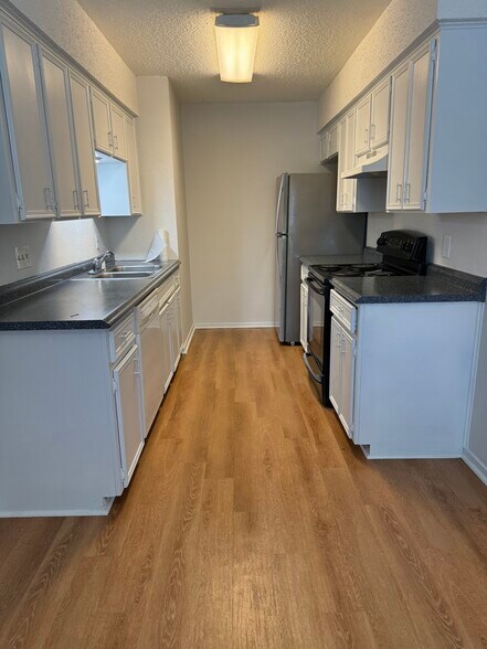 Newly resurfaced countertops and cabinets - 7000 Oak Meadow Cir