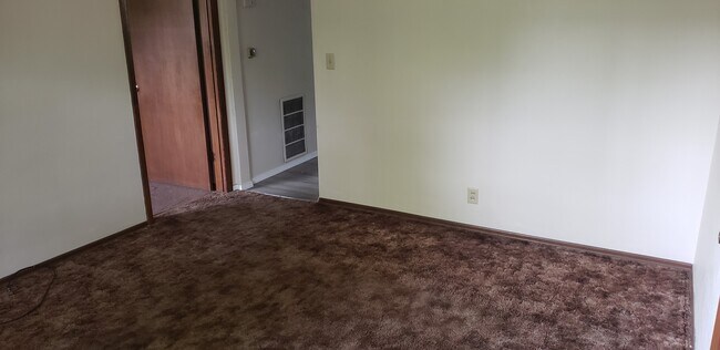 Building Photo - 306 E Johnson St