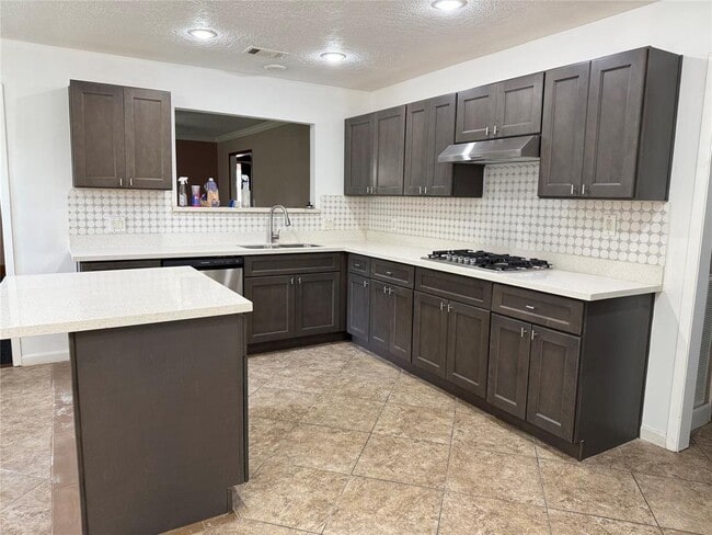 Building Photo - 702 Omega Cir