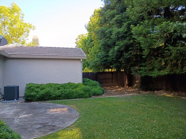 Building Photo - 549 Cascade Dr