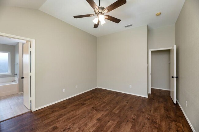 Building Photo - Move in Ready! 3 Bed/ 2 Bath in White Sett...