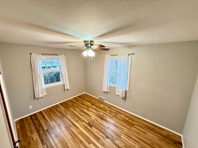 Building Photo - 843 Judson St