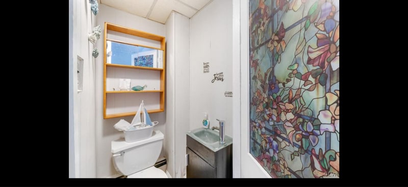 Building Photo - 557 Park St