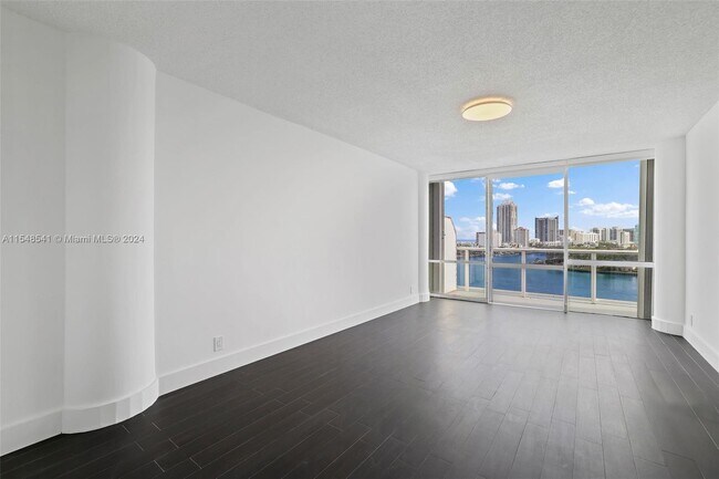 Building Photo - 900 Bay Dr
