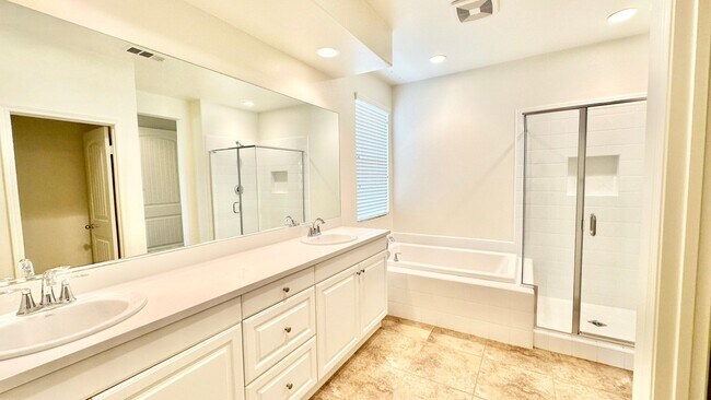 Building Photo - Beautiful, Stand Alone Condo in Resort-lik...