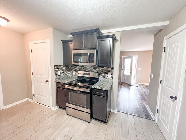 Building Photo - 4 Bedroom 3 Bathroom Home