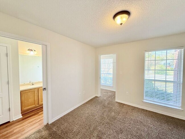 Building Photo - 5851 Chi Chi Cir