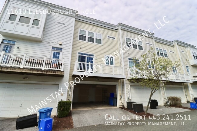 Building Photo - 3 Bed Townhome w/ 2 Car Garage & Balcony i...