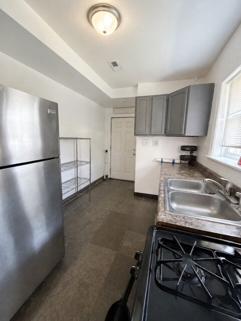 Building Photo - 834 N Christiana Ave