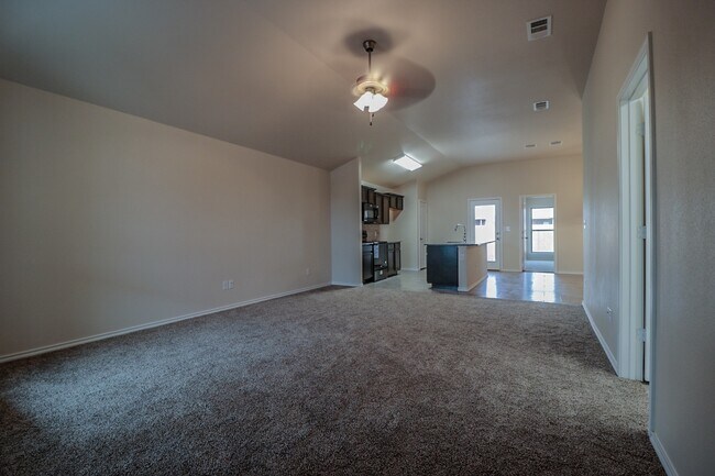 Building Photo - 3bed/2bath Available Now!