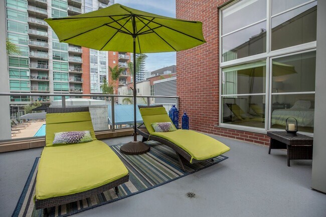 Building Photo - Modern Townhome Living in the Heart of Dow...