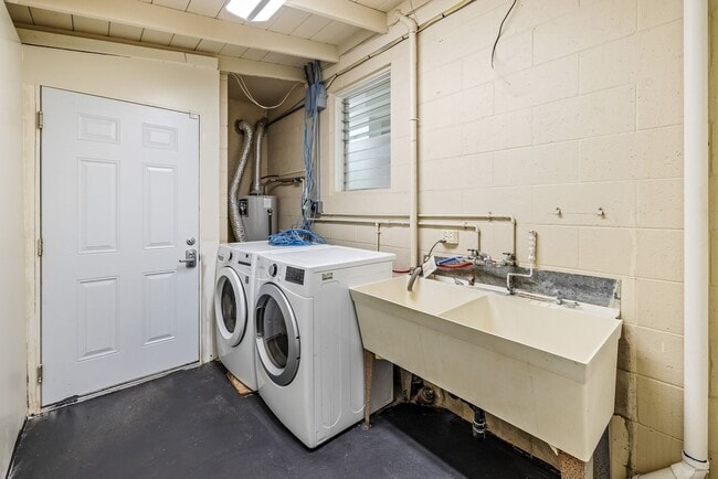 Building Photo - Nuuanu - Renovated 5 bedroom, 2 bath singl...