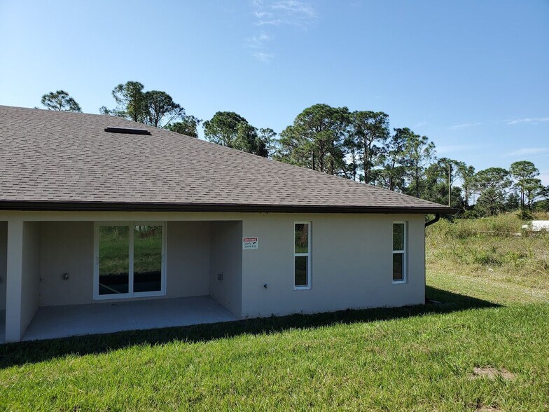 Building Photo - 3x2 Duplex Unit