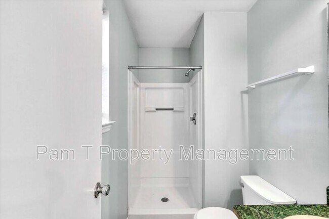 Building Photo - 215 Laurelwood Dr