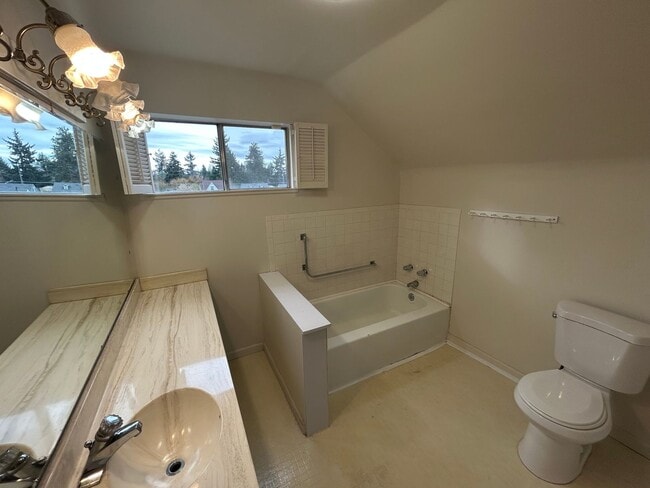 Building Photo - Great 3 bedroom 1.75 bath House in Tacoma with large backyard!