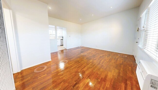 Interior Photo - 1957 Frank St / 2519 Virginia Ave