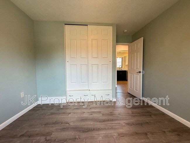 Building Photo - 105 Riverview Dr W