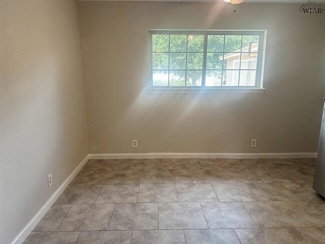 Building Photo - 5119 Parklane Dr