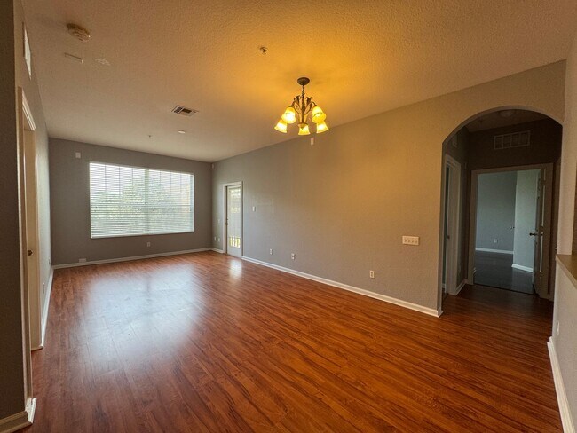 Building Photo - Beautiful 3 Bed, 2 Bath Condo in Desirable...