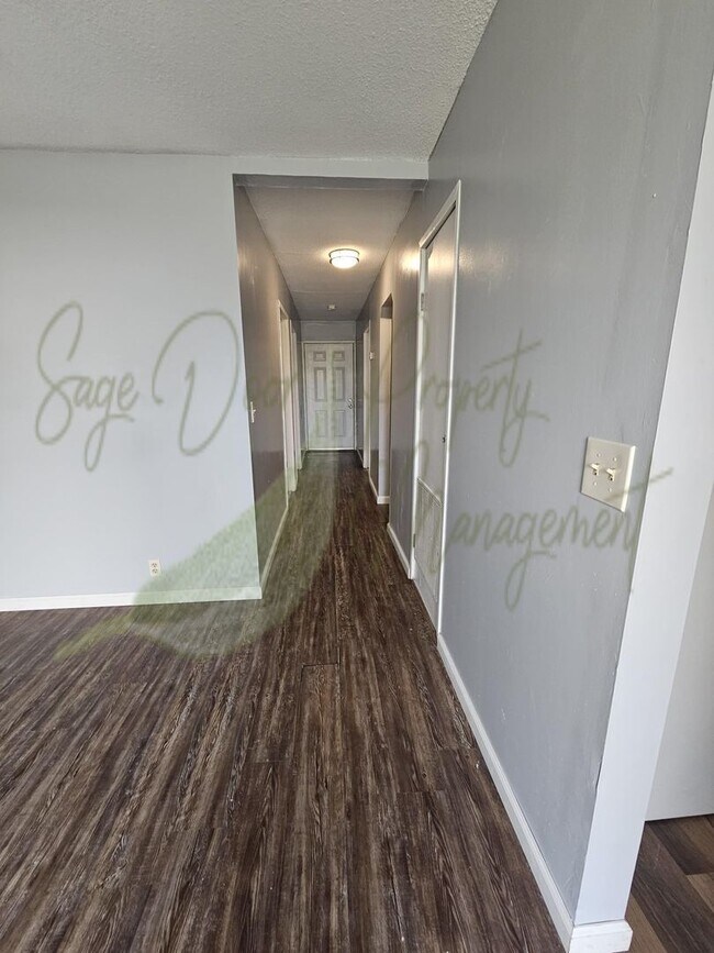 Building Photo - 119 NE State Hwy E