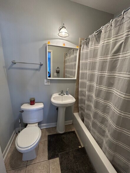 Building Photo - 2253 W Rosemont Ave