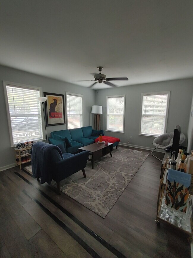 Building Photo - Modern Living 2Bd/2Ba