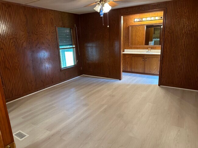 Building Photo - 1053 Pointe Claire Dr