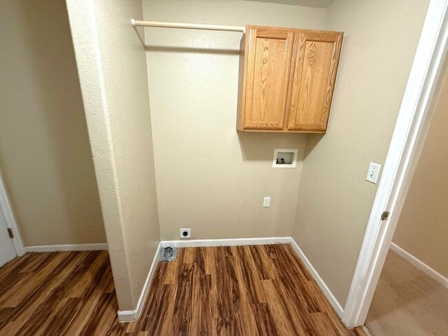 Building Photo - 3 bedroom, 2 bath home with double garage