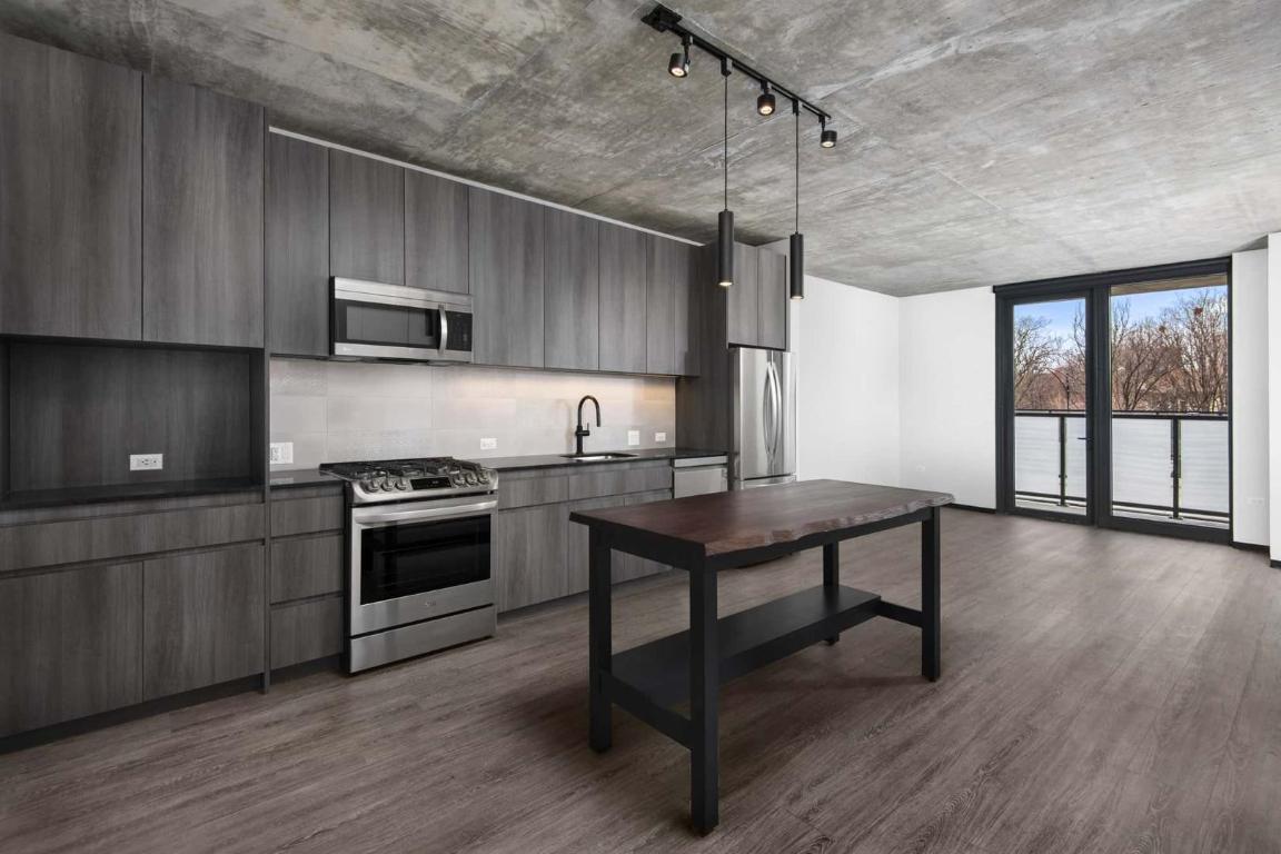 Building Photo - 600 W Chicago Ave