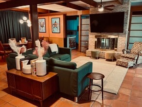 Building Photo - 506 E Hathaway Dr